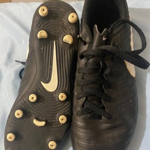 Nike Tiempo Youth Soccer Cleats - Picture 4 of 7